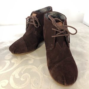 TOMS Brown Suede Wedge Boots Booties Excellent